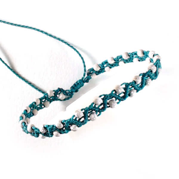 Bracciale in micro-macramè con filo Linhasita e perline diamantate in